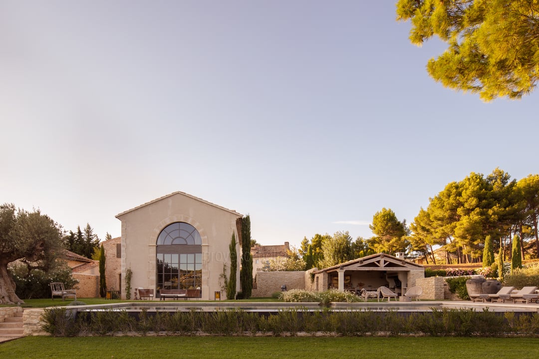 9 - La Bastide de Maussane: Villa: Exterior