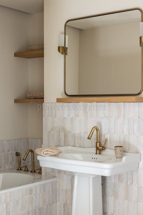 46 - Mas Chabaud: Villa: Bathroom