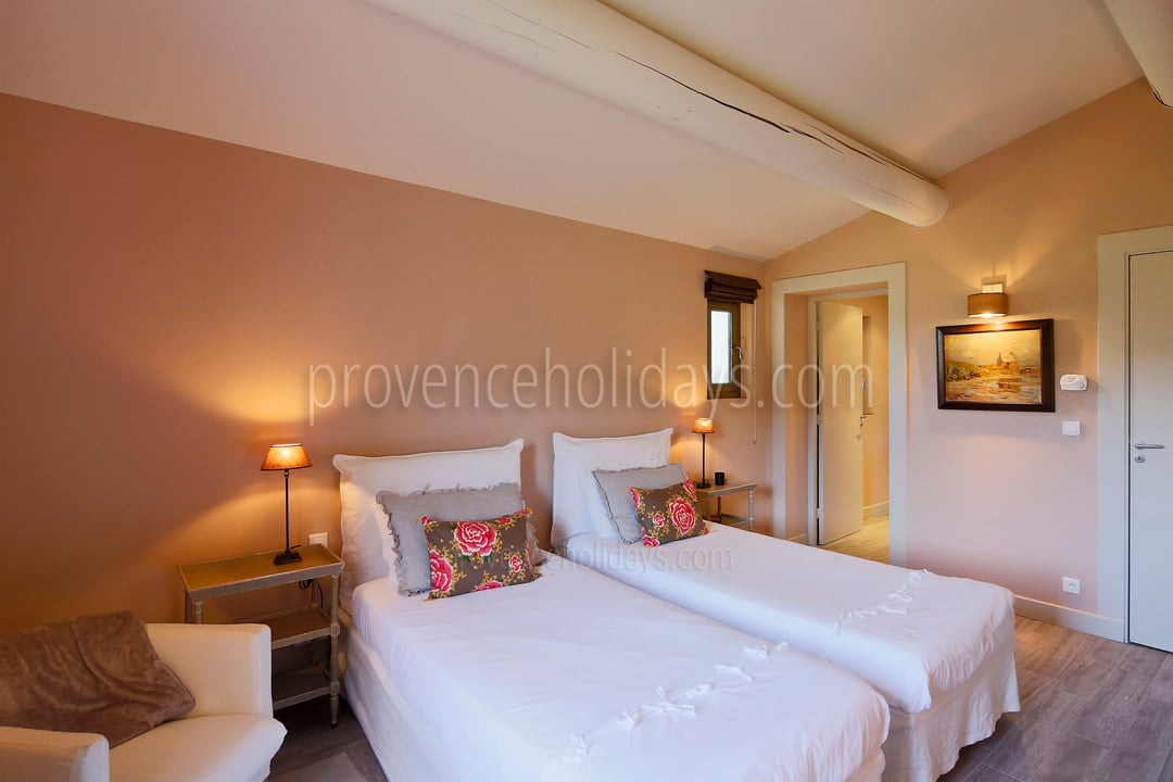 28 - Mas des Alpilles: Villa: Bedroom
