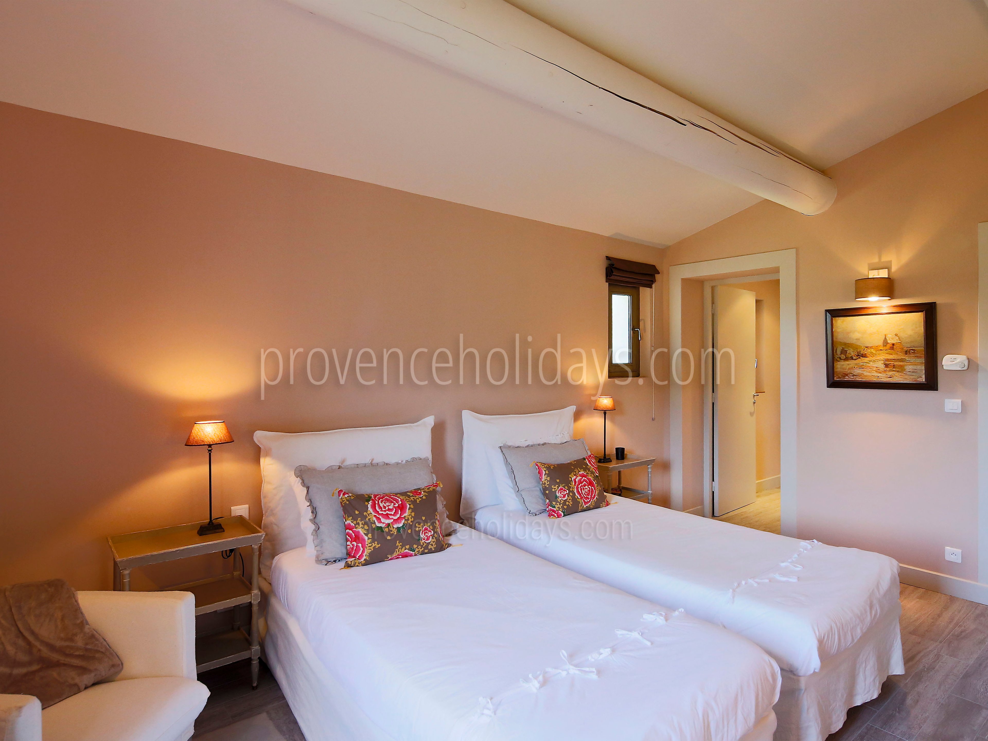 28 - Mas des Alpilles: Villa: Bedroom
