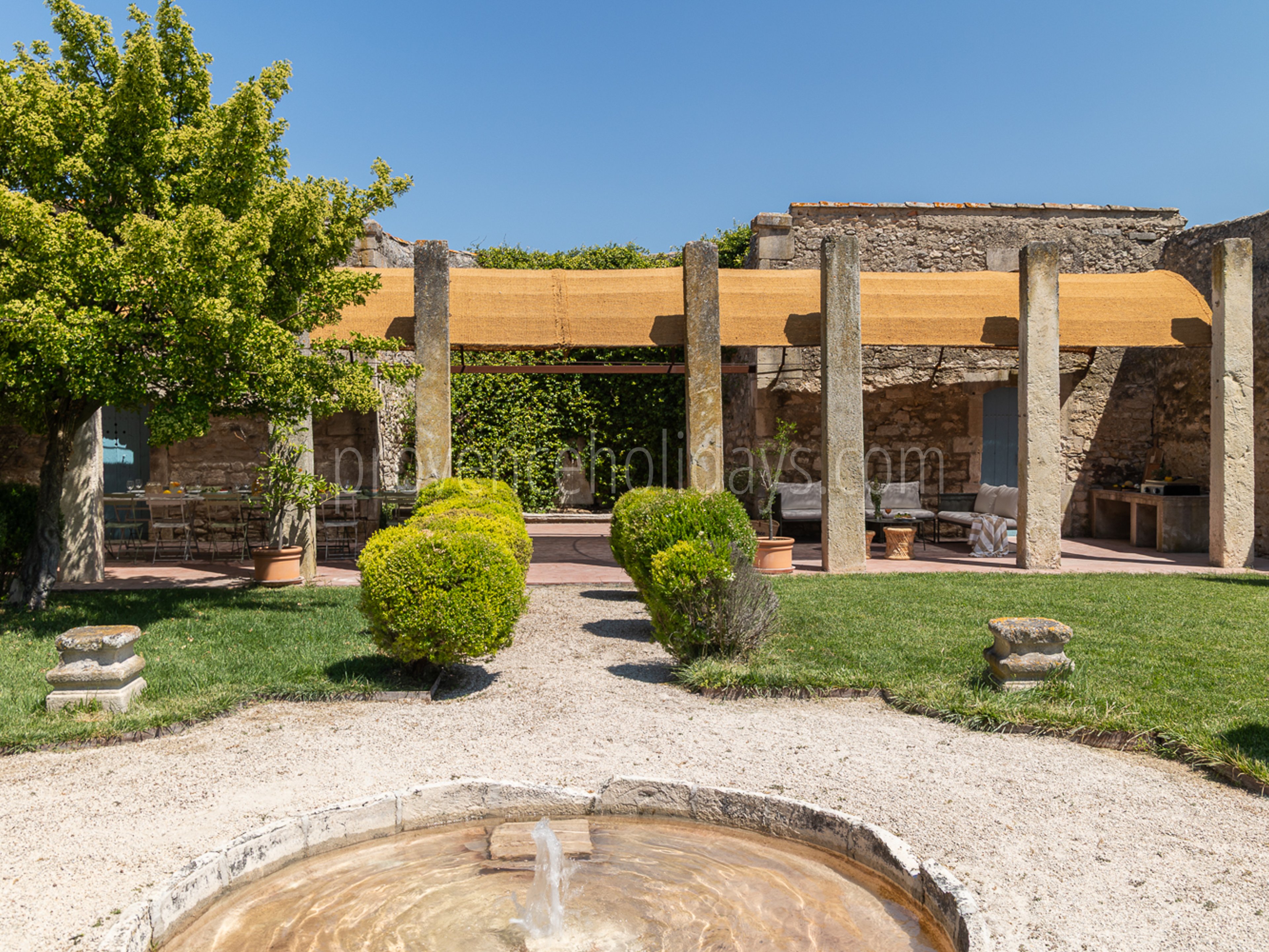 42 - Mas du Lierre: Villa: Exterior