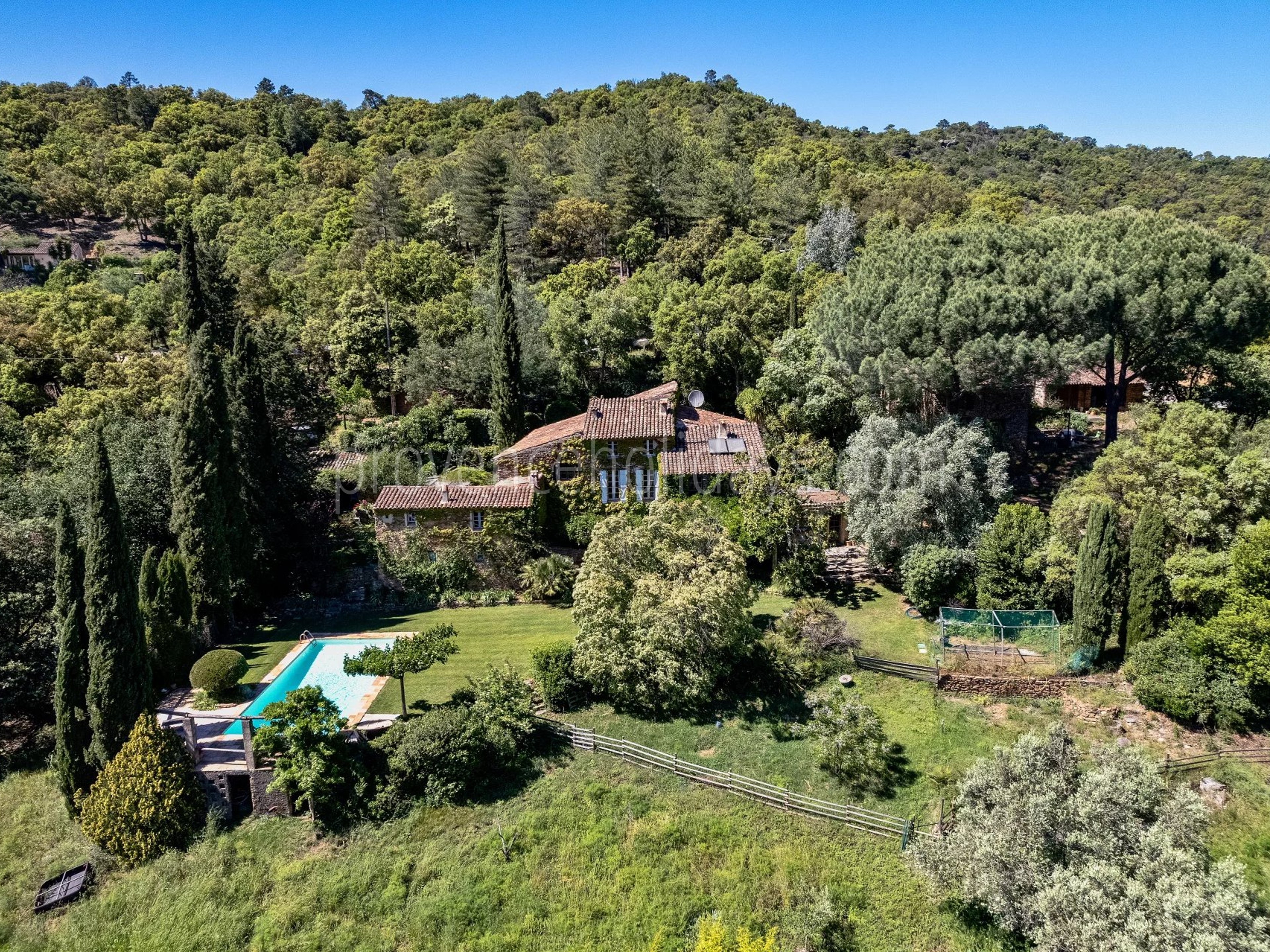 3 - Gehucht in La Garde-Freinet: Villa: Exterior