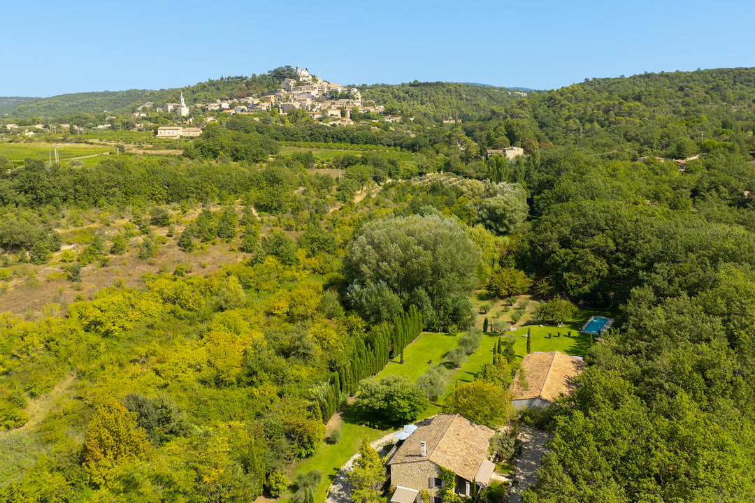 Superb properties and outbuilding with swimming pool at the foot of the village of Bonnieux