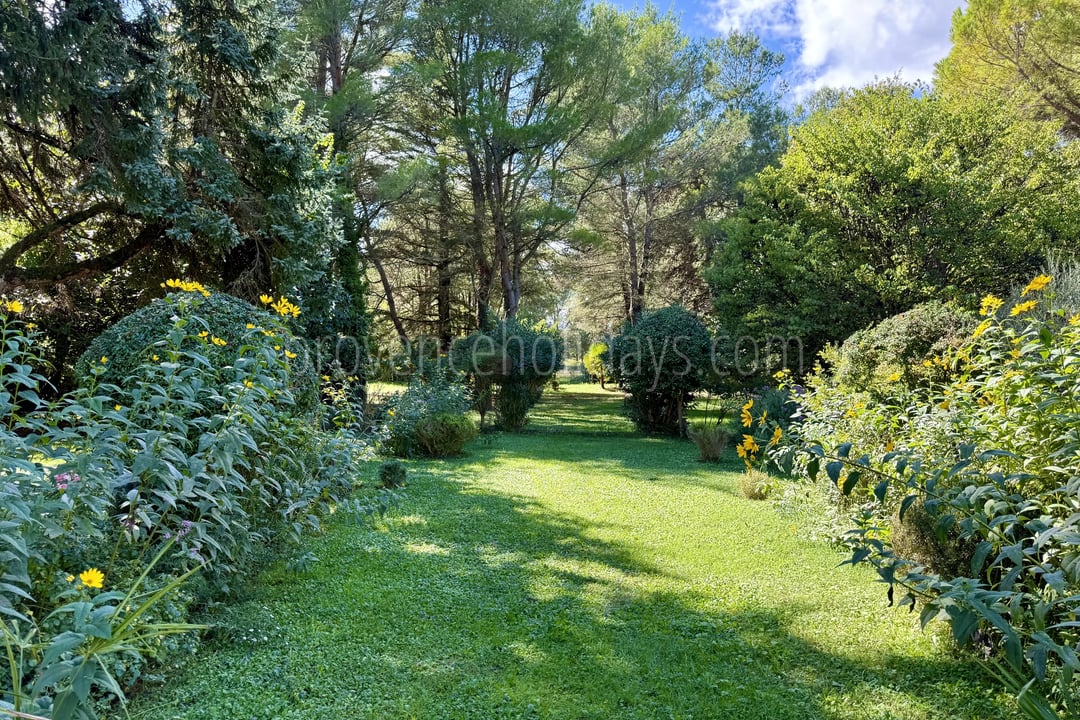 3 - Estate to renovate in Orgon: Villa: Exterior