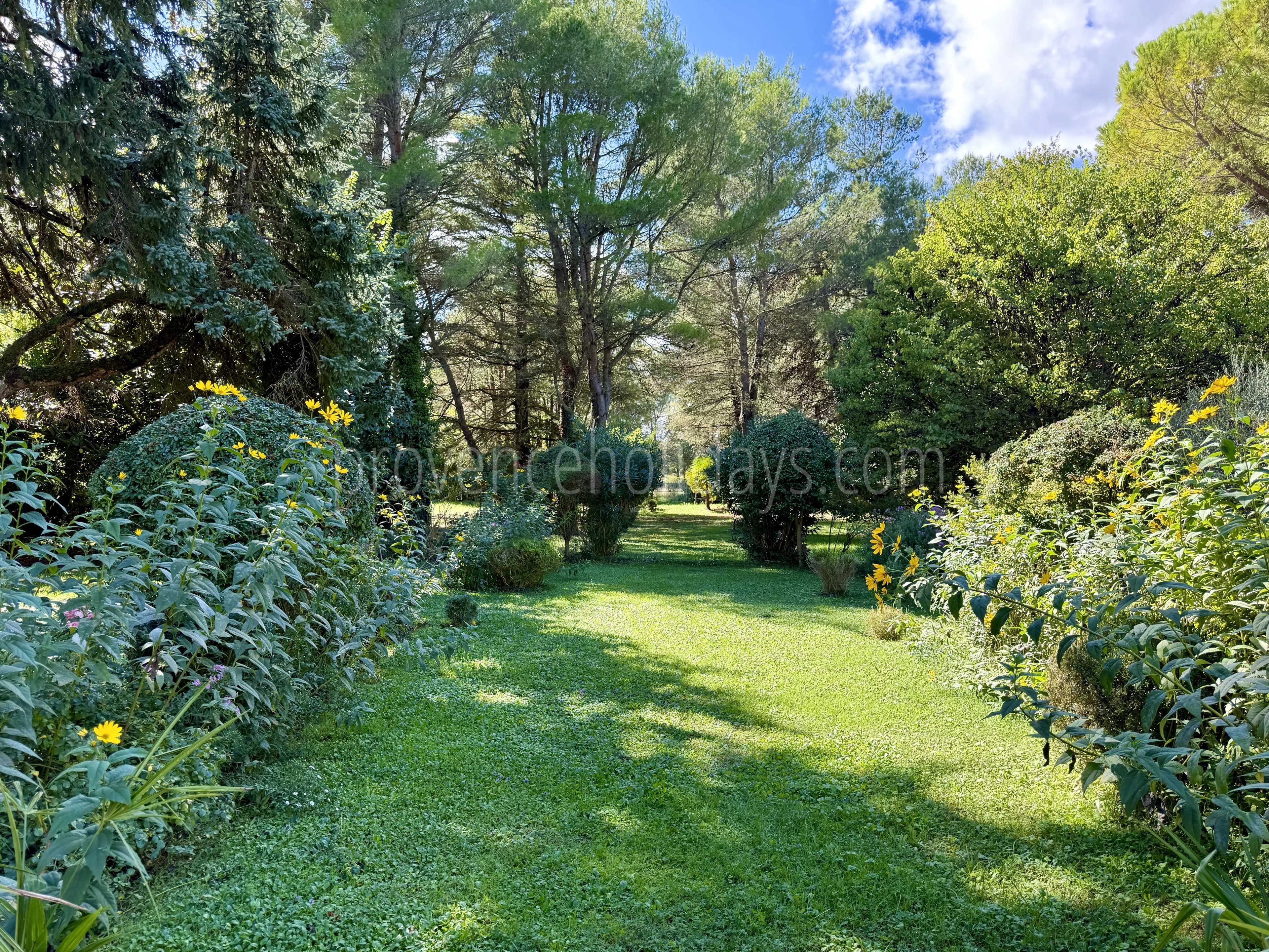 3 - Estate to renovate in Orgon: Villa: Exterior