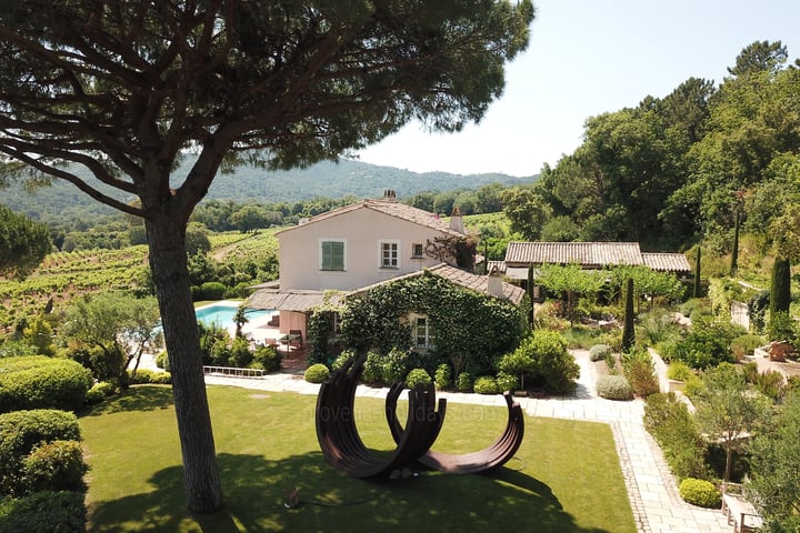 Entre la sérénité de la campagne provençale et le glamour de Saint-Tropez