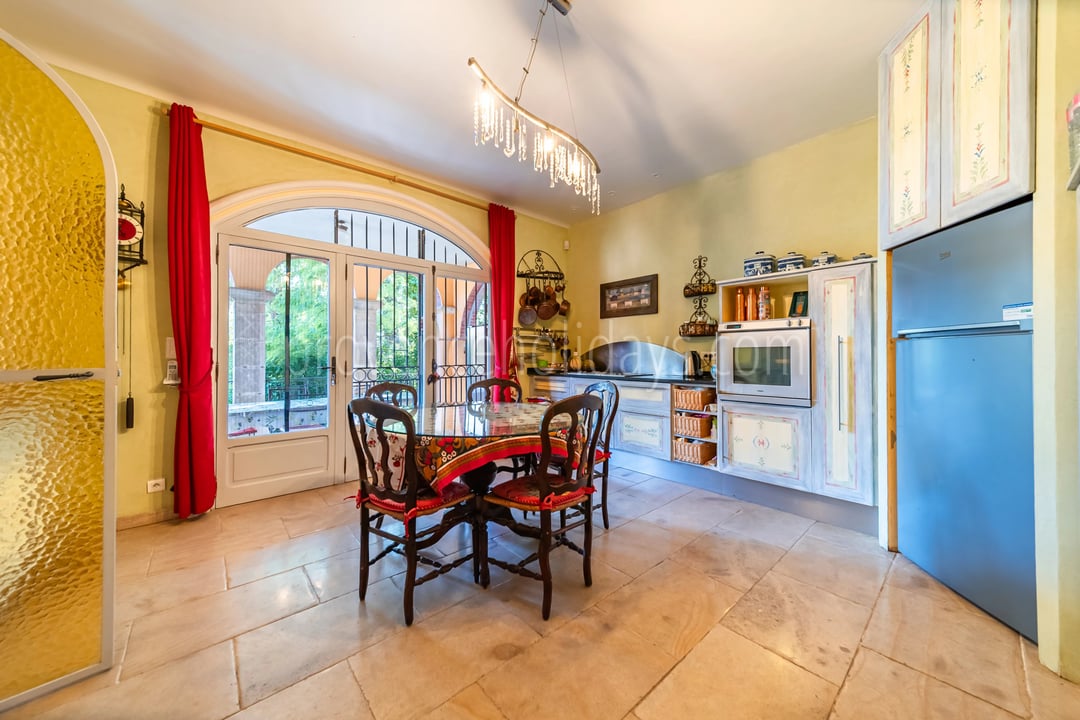 28 - Character estate in Cucuron: Villa: Interior