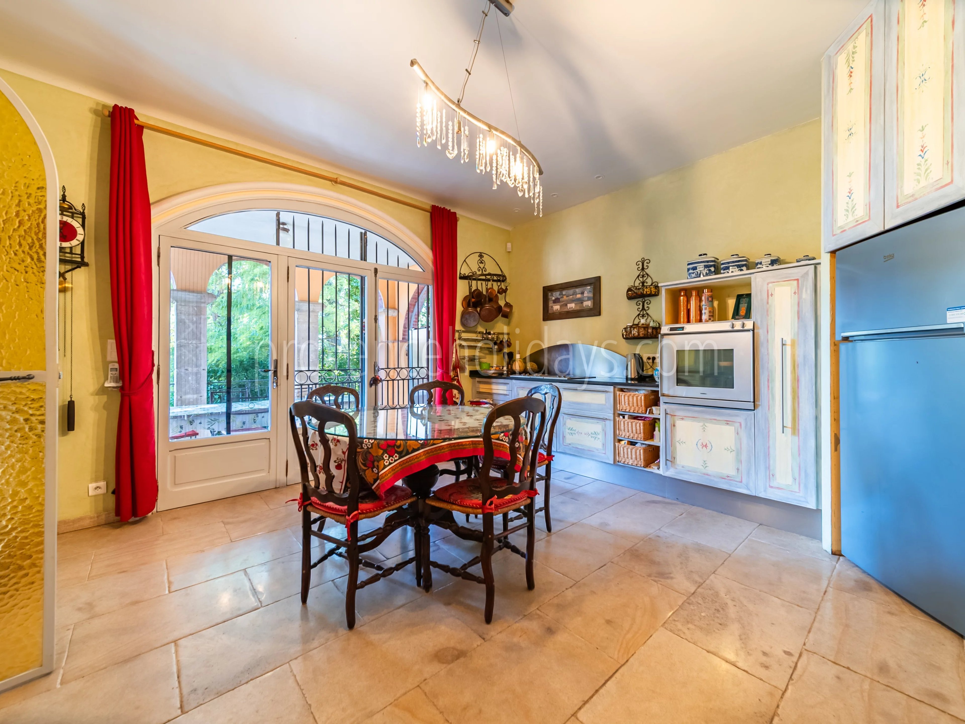 28 - Character estate in Cucuron: Villa: Interior