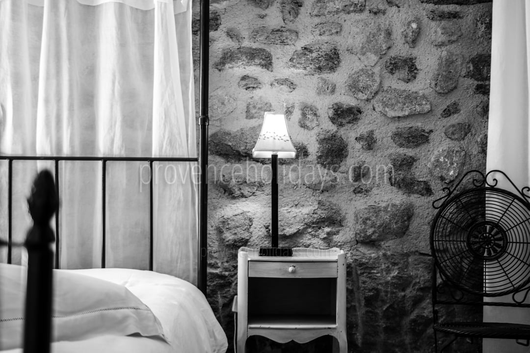 36 - Mas de Beaumes: Villa: Bedroom