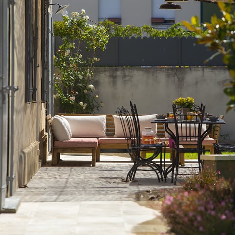 With a heated saltwater pool, a boules court and a modern interior, this charming holiday rental is situated just 1km from the centre of Saint-Rémy-de-Provence.