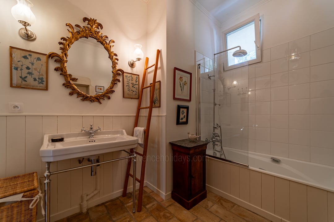 3 - Domaine Fontbrune: Villa: Bathroom