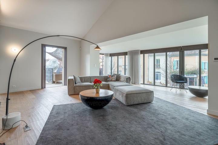Elegante Villa mit Blick auf das Flussufer in L'Isle-sur-la-Sorgue