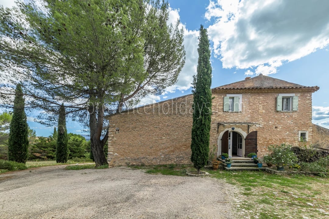 6 - Stone farmhouse in Saint-Saturnin-lès-Apt: Villa: Exterior