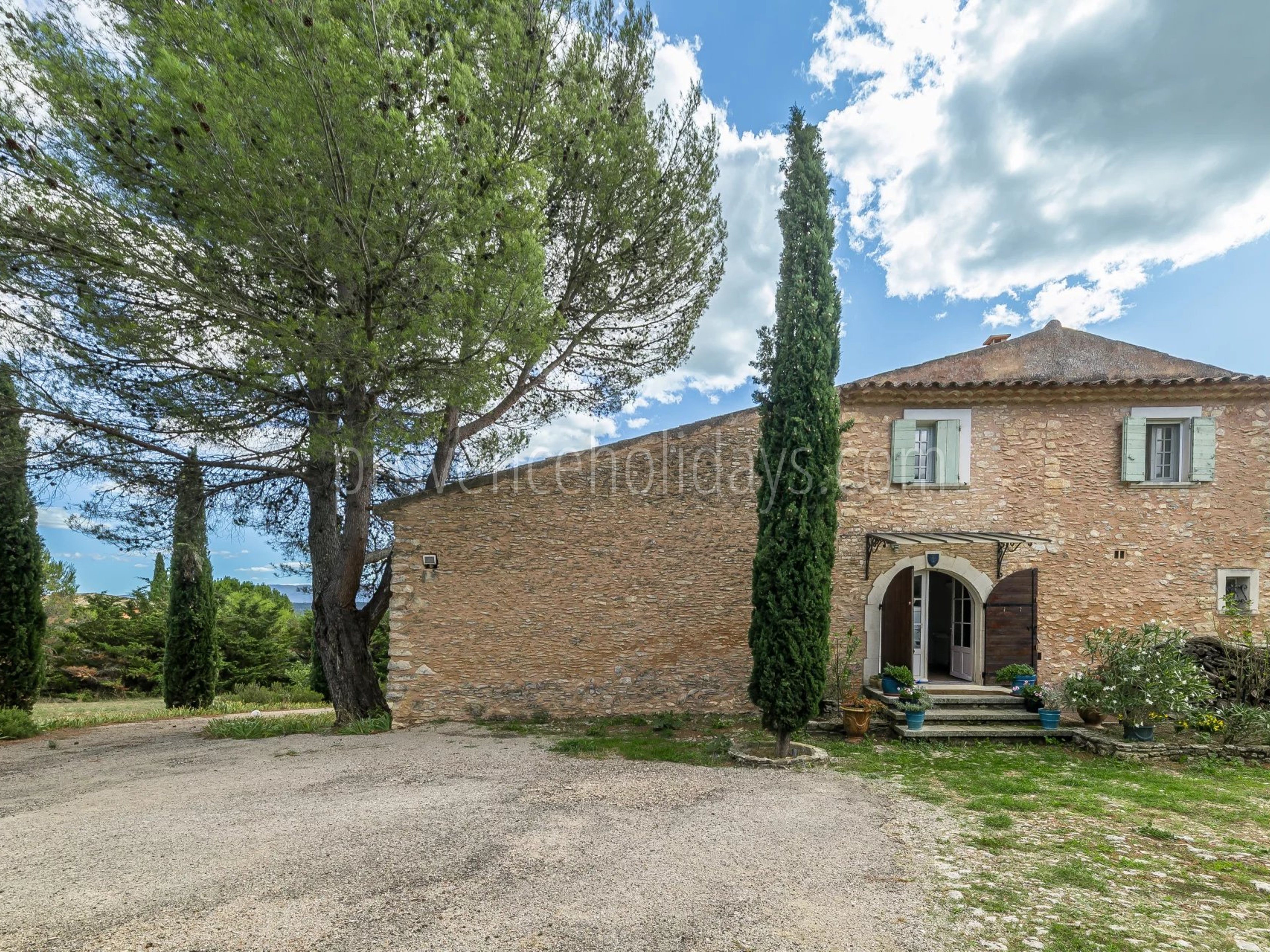 6 - Stone farmhouse in Saint-Saturnin-lès-Apt: Villa: Exterior