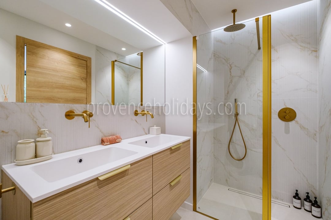 5 - Villa Riviera: Villa: Bathroom