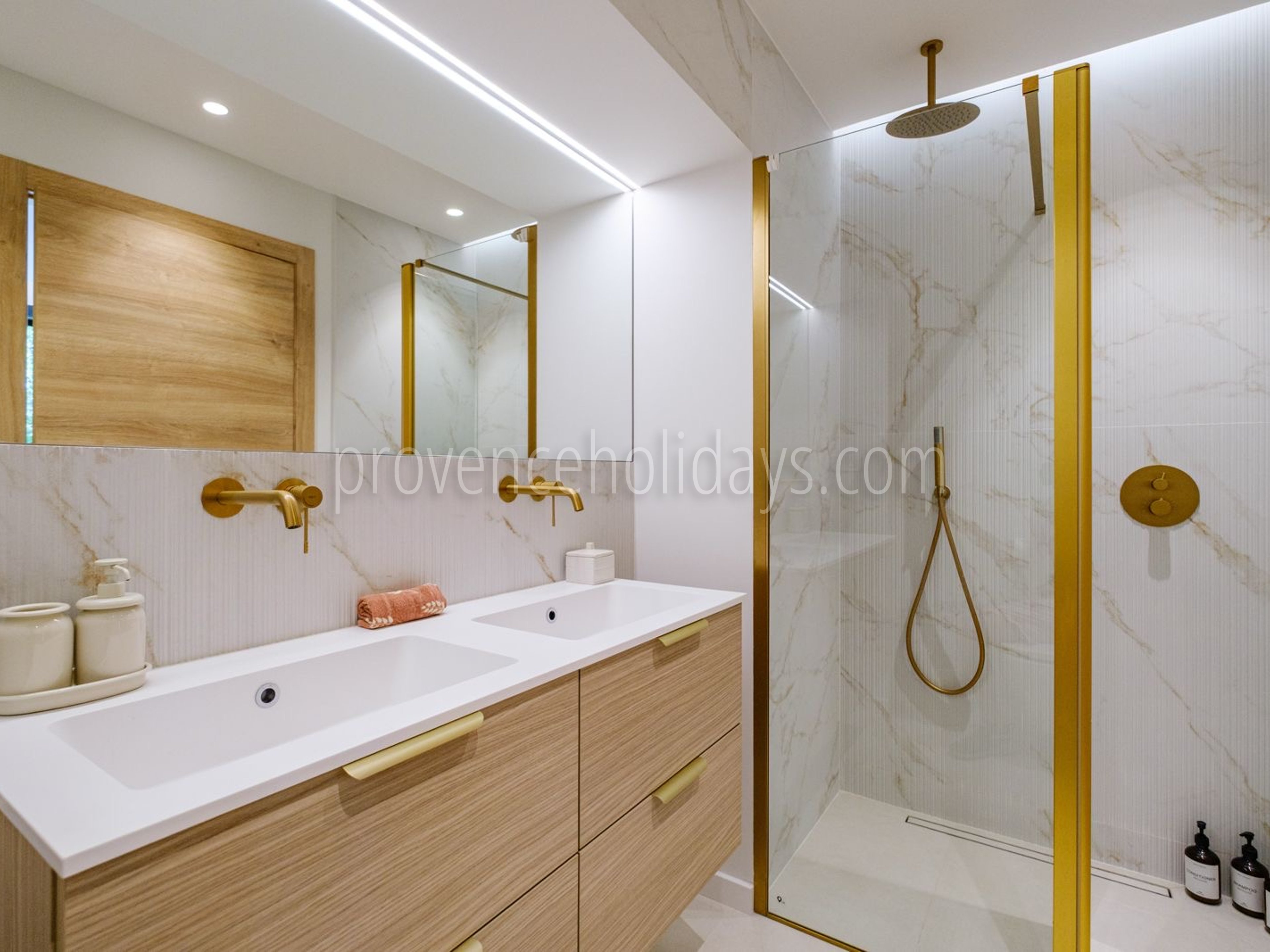 5 - Villa Riviera: Villa: Bathroom