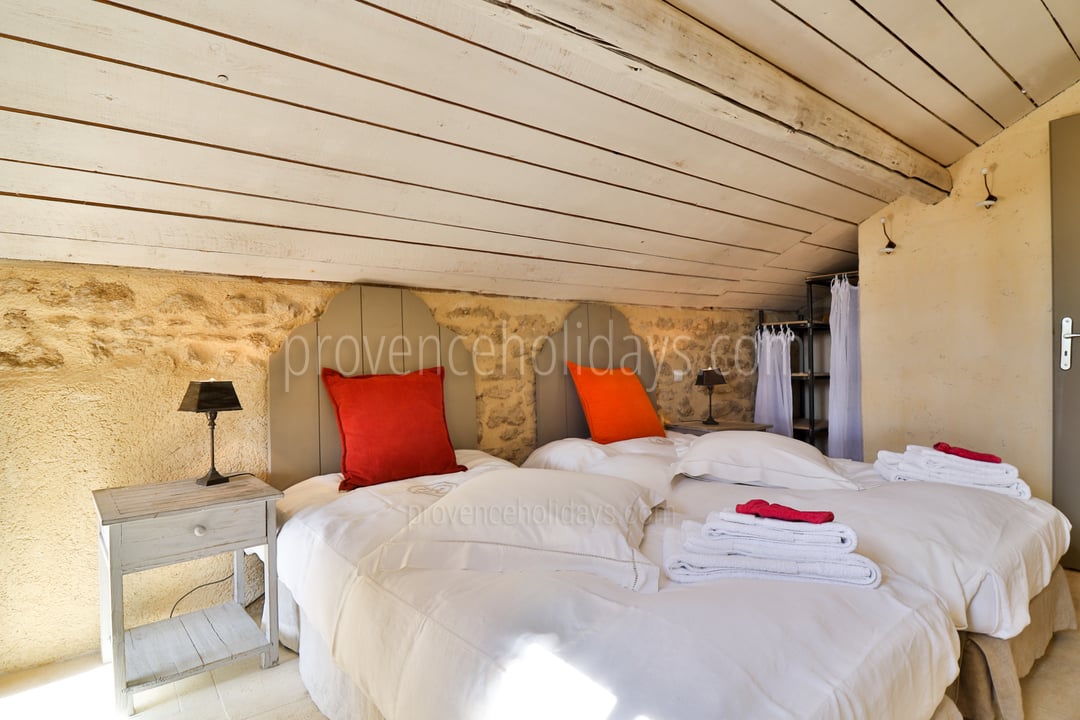 48 - Mas de Beaumes: Villa: Bedroom