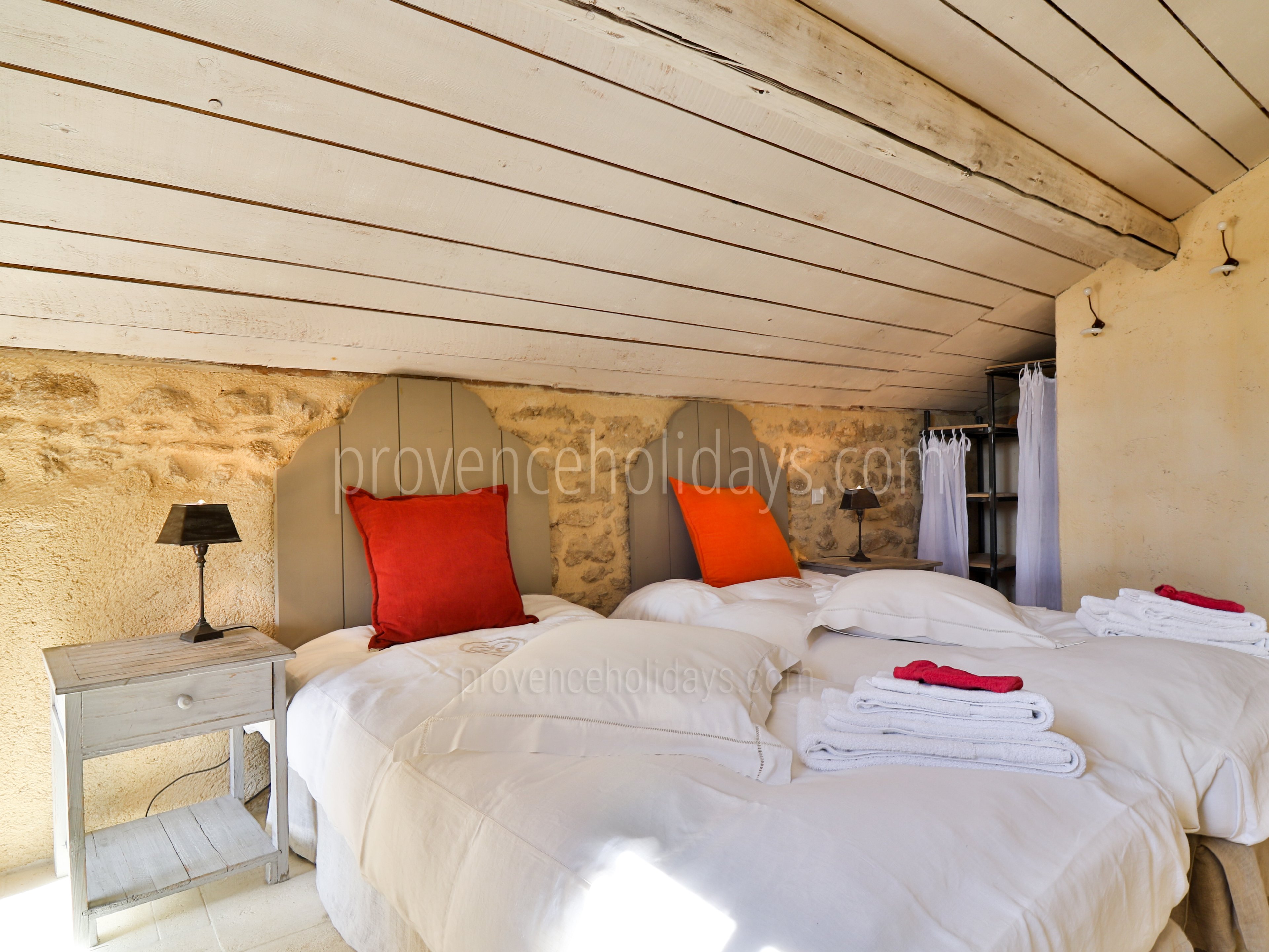 48 - Mas de Beaumes: Villa: Bedroom