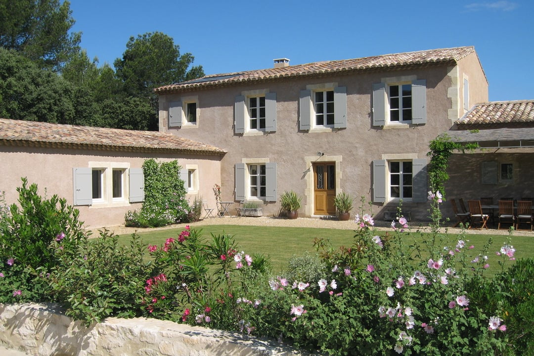 Stunning farmhouse with private tennis court in Eygalières