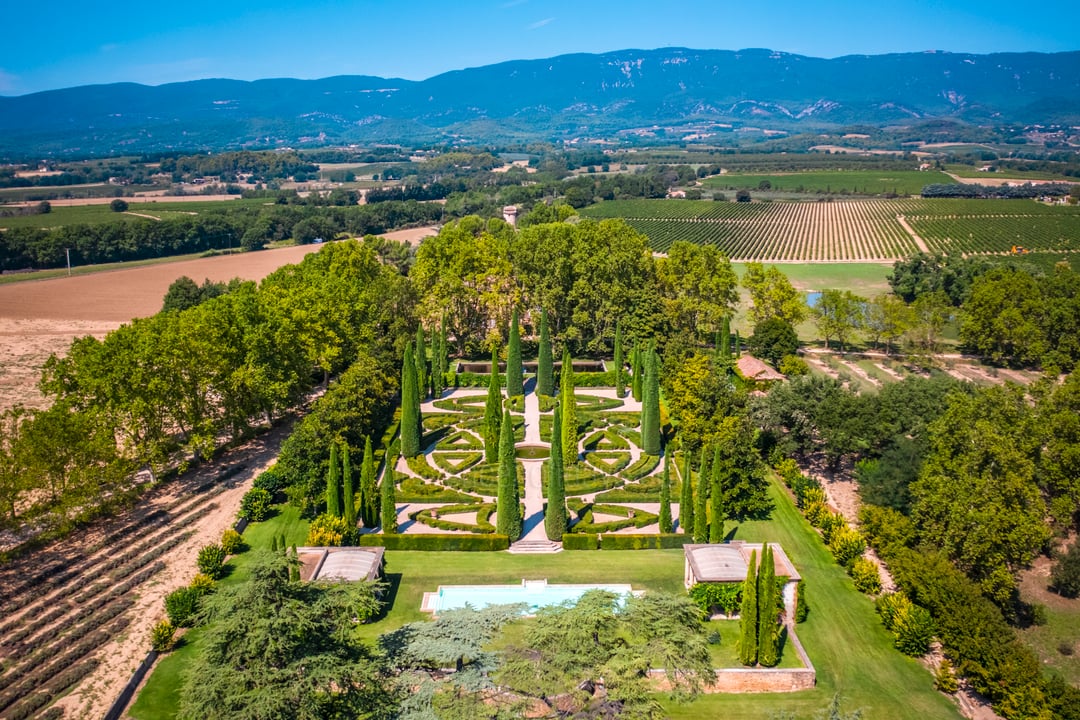 46 - Château de Luberon: Villa: Exterior