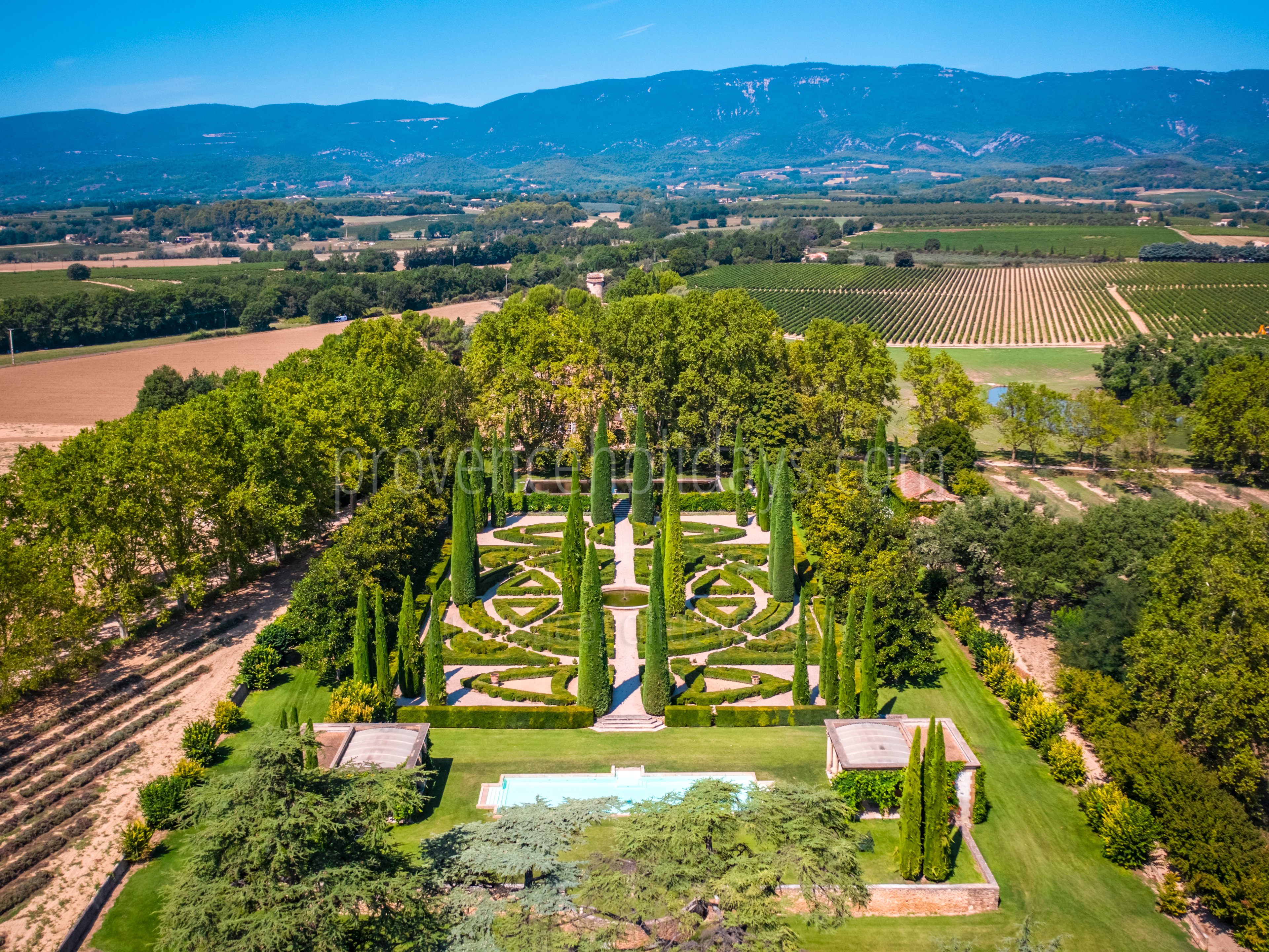 47 - Château de Luberon: Villa: Exterior