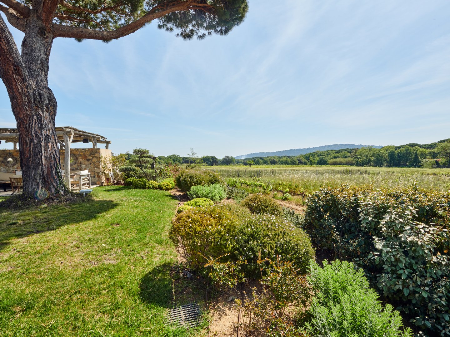 18 - Coteaux Serene: Villa: Exterior