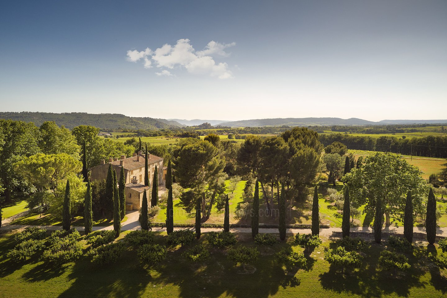 39 - Château de Luberon: Villa: Exterior