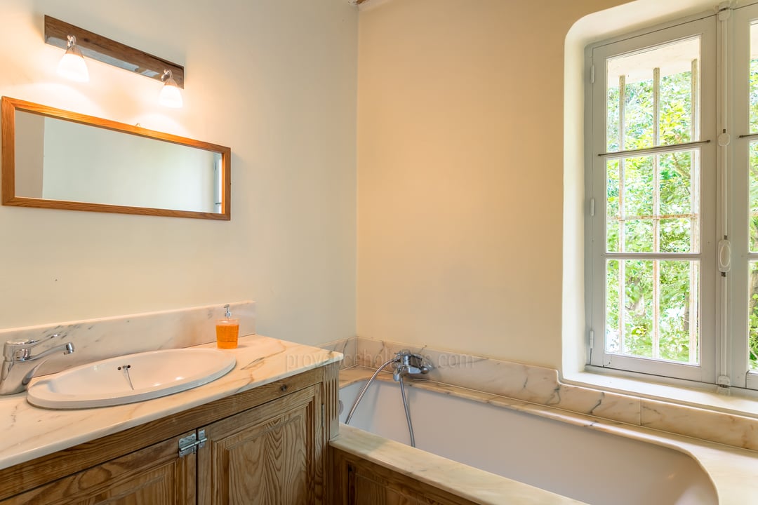 15 - Mas Aubade: Villa: Bathroom