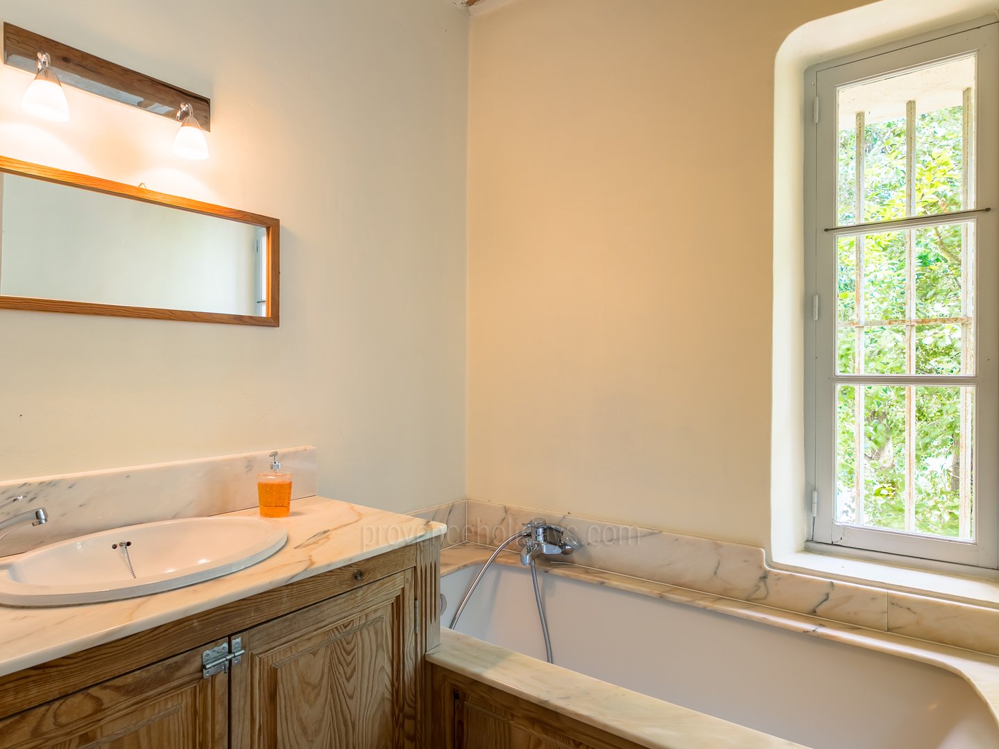 15 - Mas Aubade: Villa: Bathroom