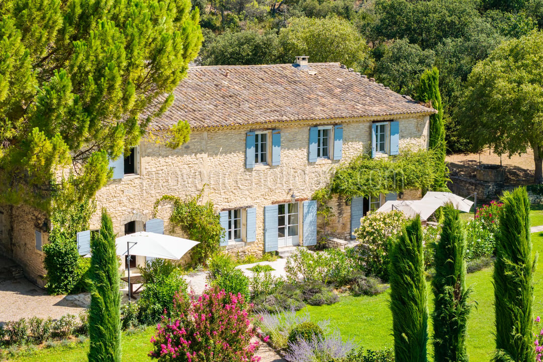 Stone mas with heated pool in Ménerbes