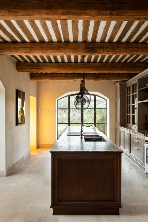 15 - La Bastide de Maussane: Villa: Interior