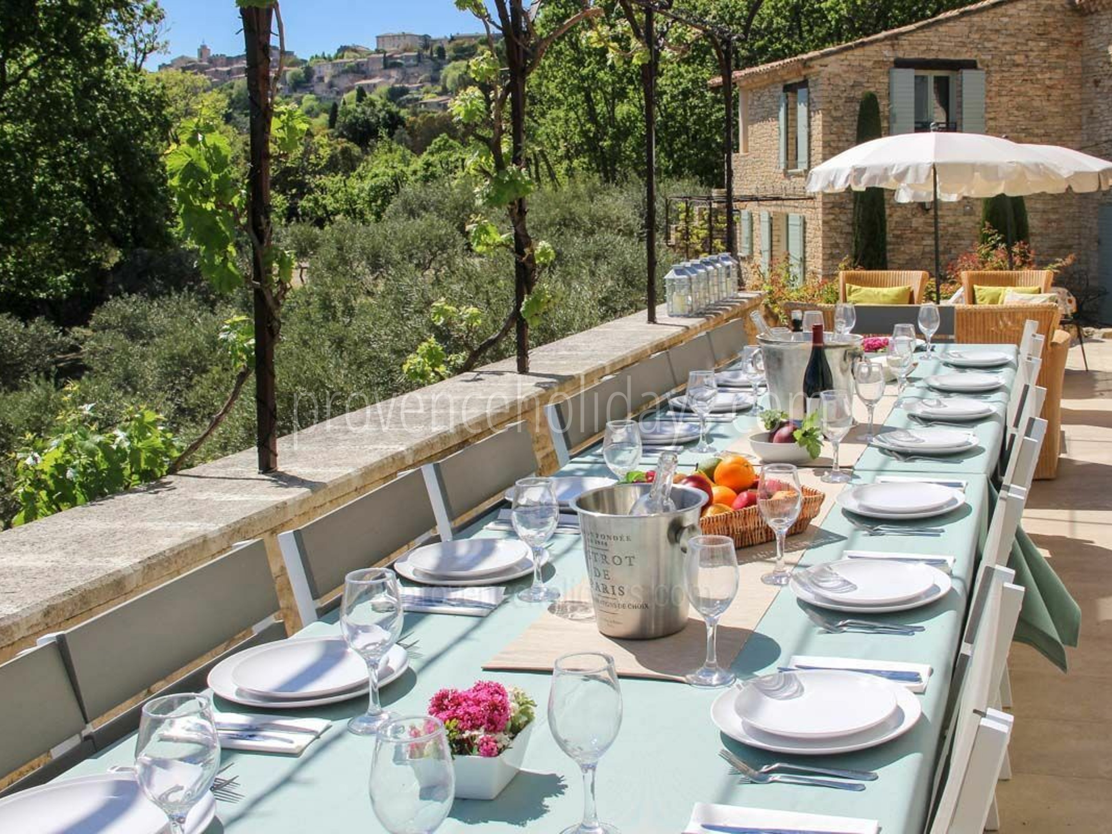 18 - Le Mas de Gordes: Villa: Exterior