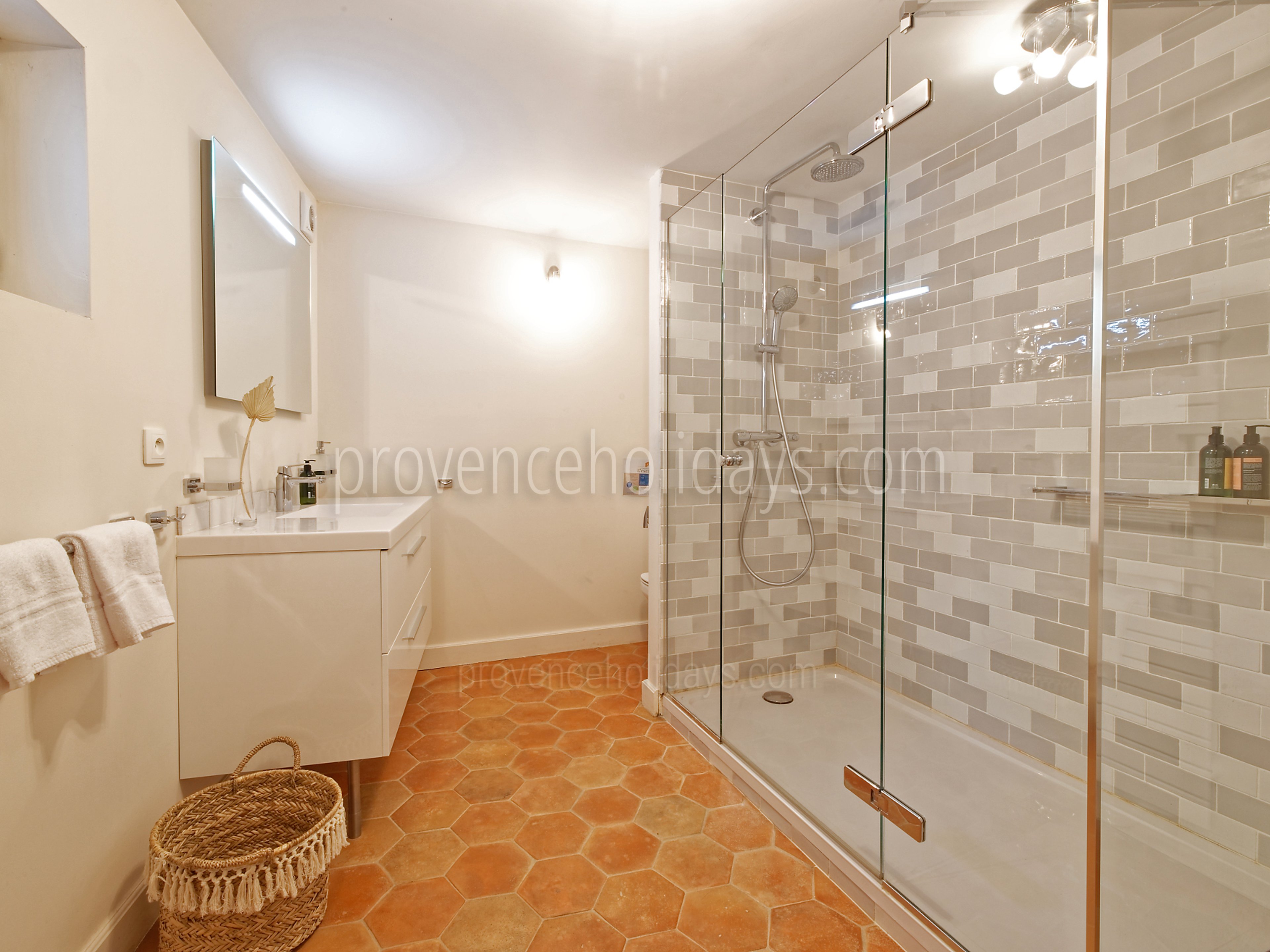 20 - Villa Garrigue: Villa: Bathroom