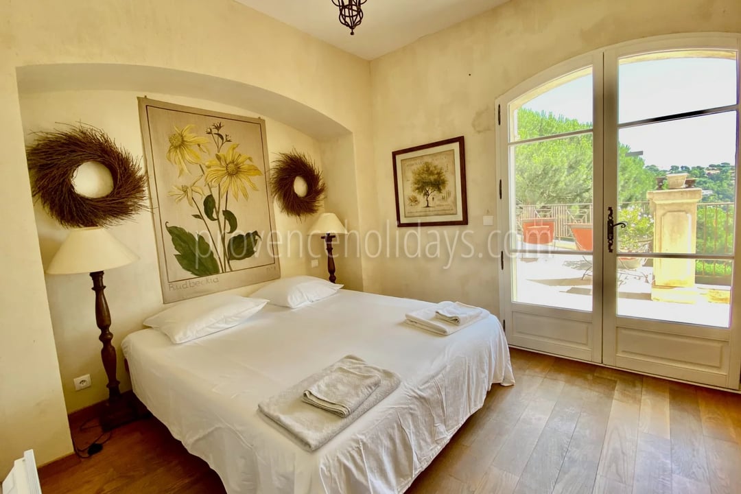30 - Villa mit Kamin in Cavalaire-sur-Mer: Villa: Bedroom