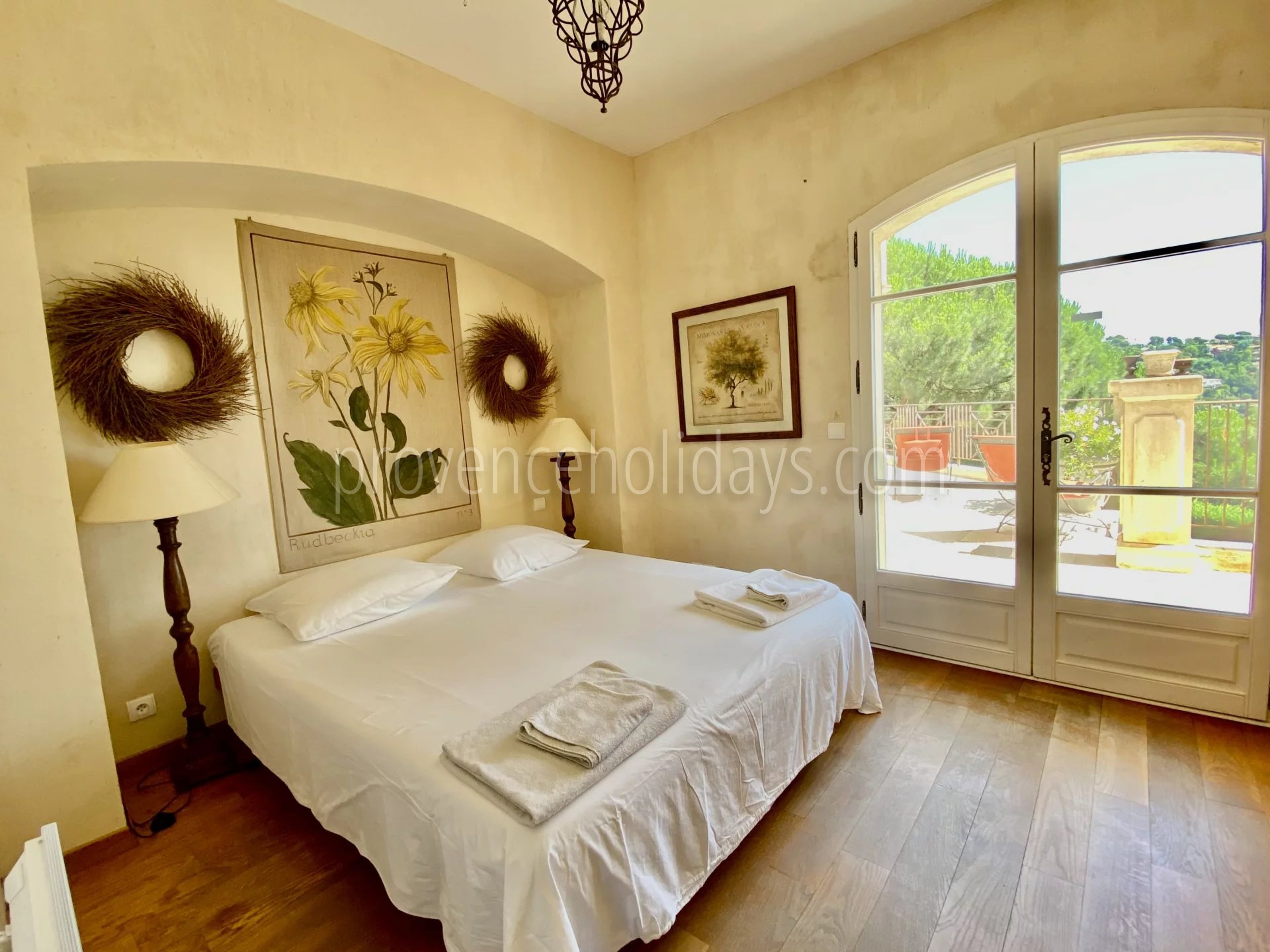 30 - Villa mit Kamin in Cavalaire-sur-Mer: Villa: Bedroom