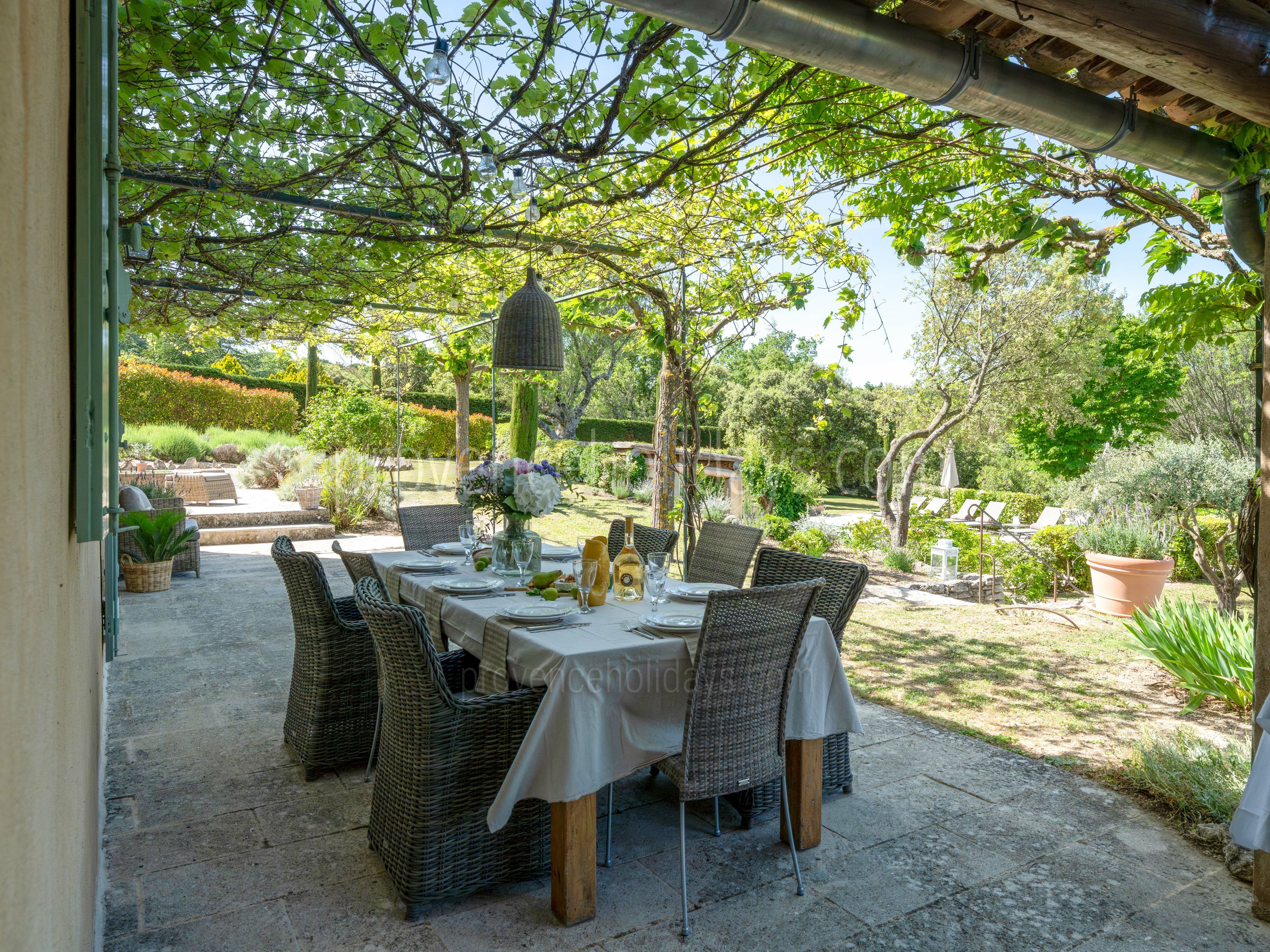 16 - Le Mas des Proles: Villa: Exterior