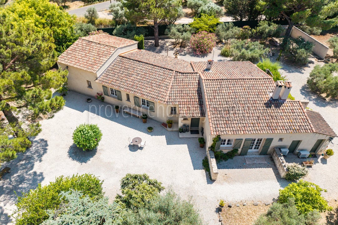 4 - Villa with outbuildings in Mouriès: Villa: Exterior
