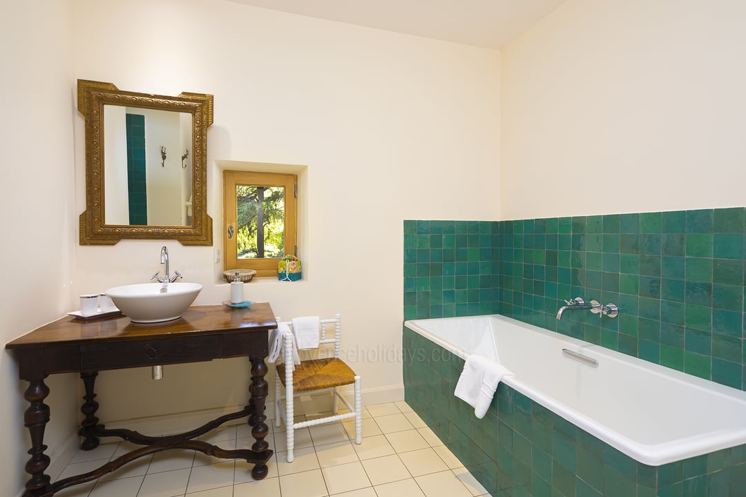 66 - Mas Saint-Rémy: Villa: Bathroom