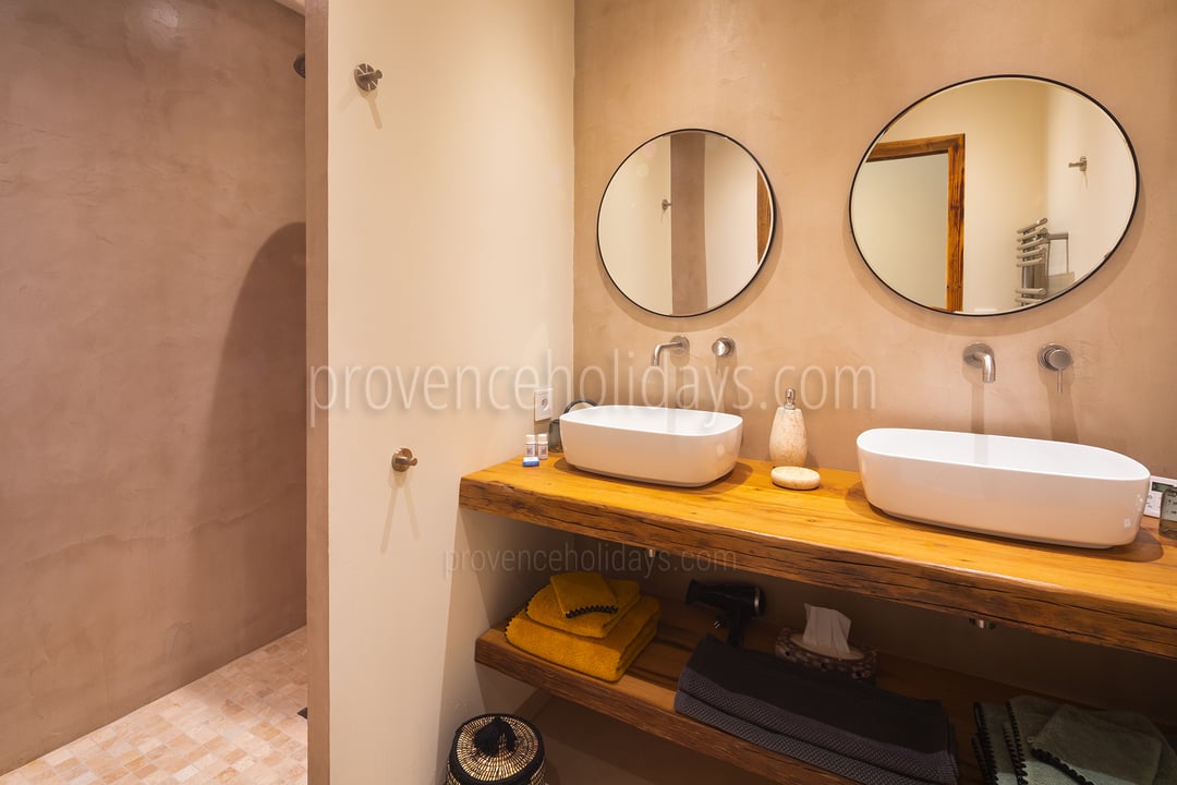 36 - Mas de Provence: Villa: Bathroom
