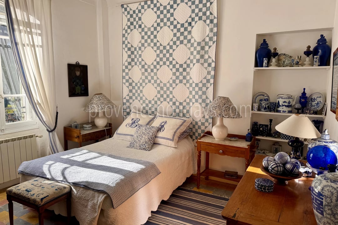 7 - Estate to renovate in Orgon: Villa: Bedroom