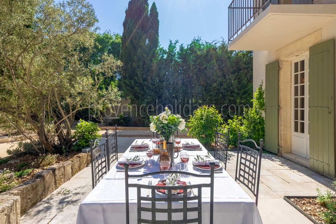 Farmhouse with Heated Swimming Pool in Fontvieille 6 - Mas Paolina: Villa: Exterior