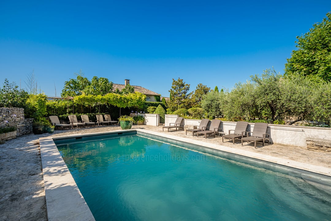 Beau domaine avec maison d'hôtes à Cabrières-d'Avignon - Piscine