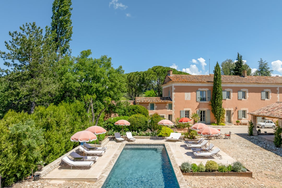 Vacation rental with heated pool near Roussillon
