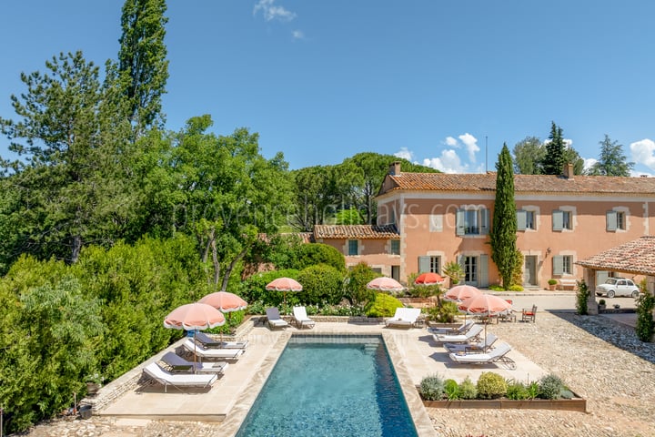 Vacation rental with heated pool near Roussillon