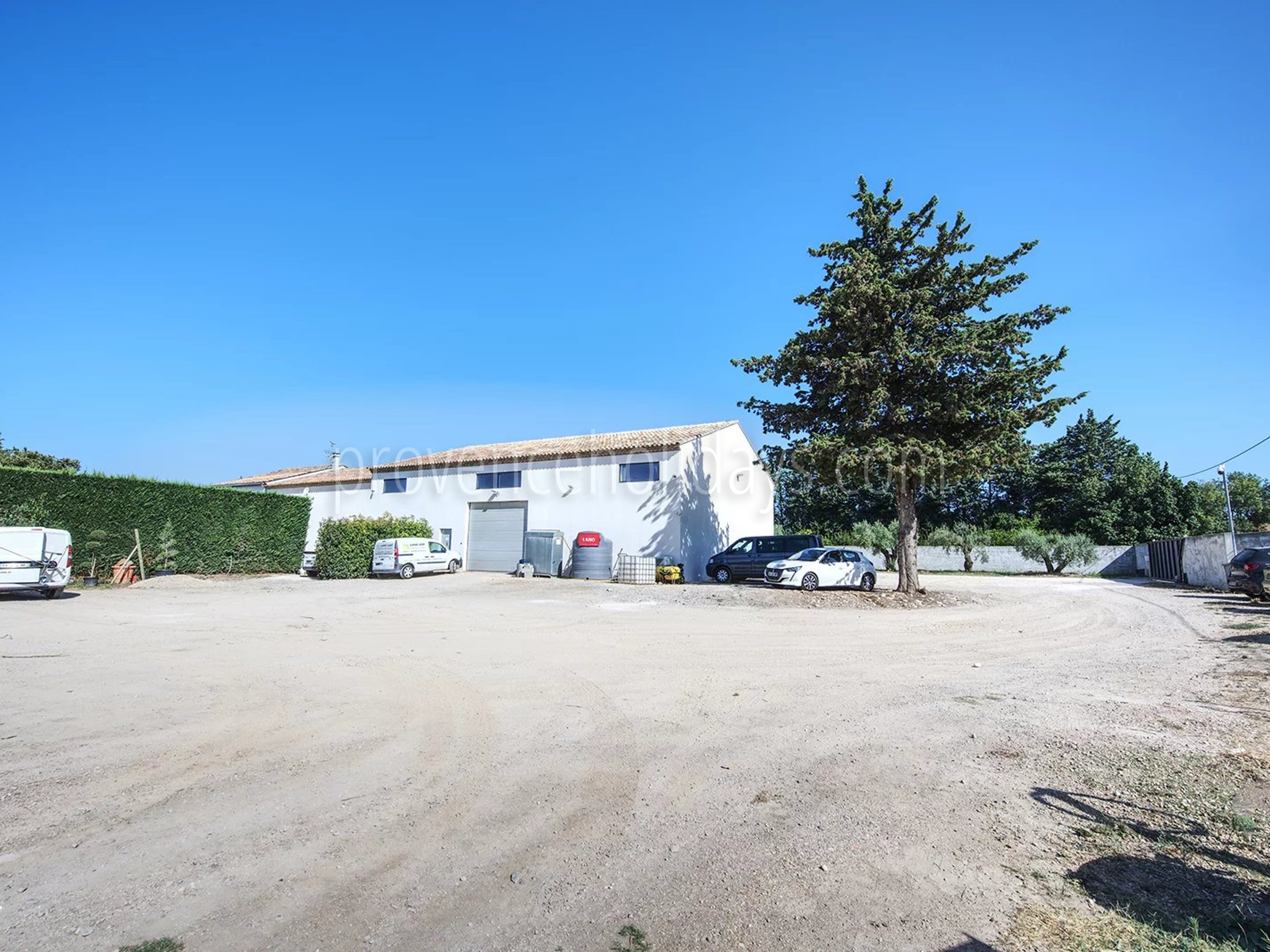 61 - House with pool house in Eyguières: Villa: Exterior