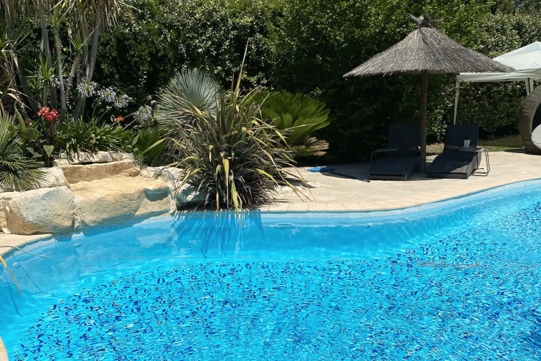 Vakantiehuis met jacuzzi in het centrum van Mollégès - Zwembad