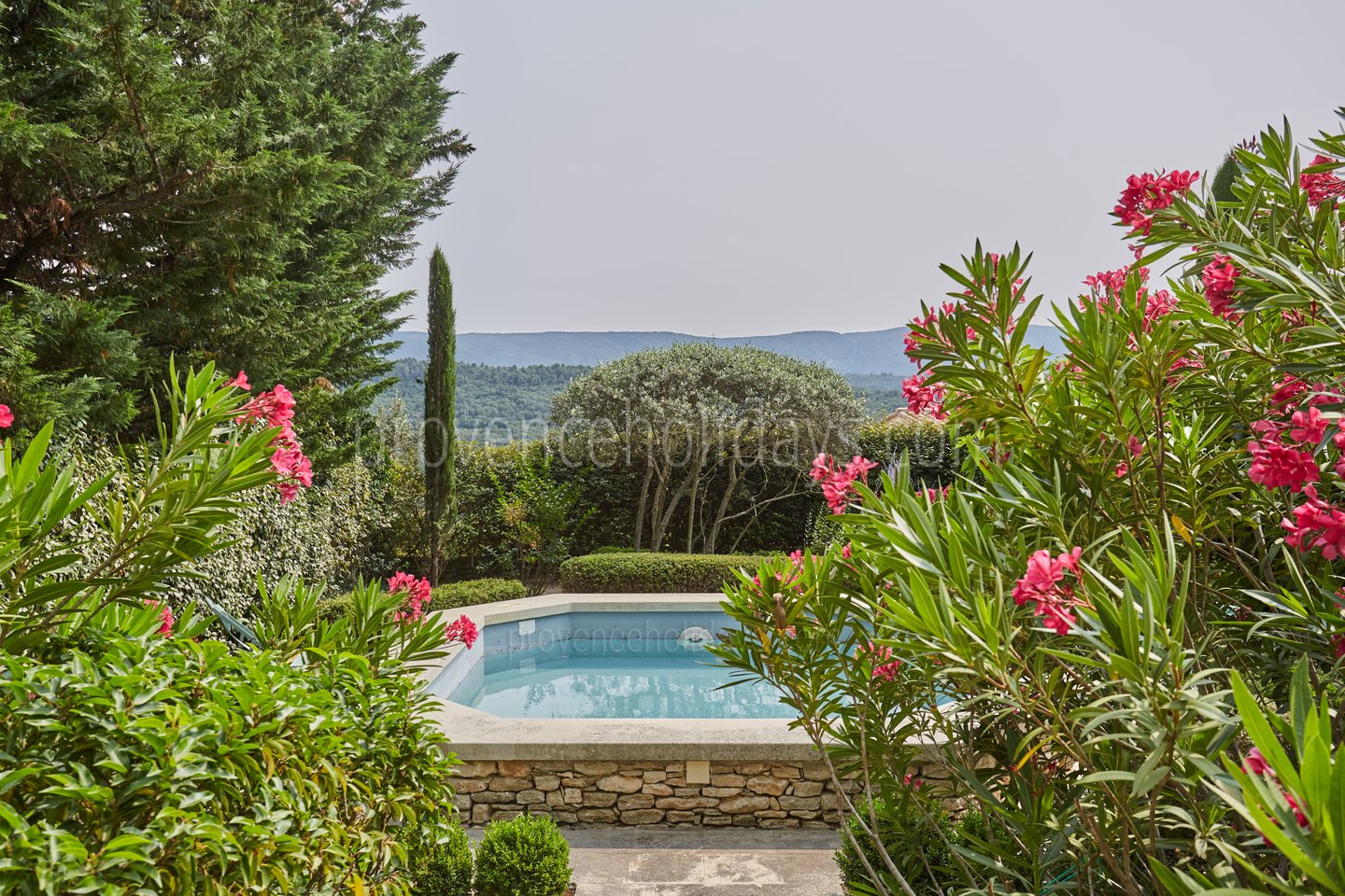 6 - La Maison de Goult: Villa: Exterior