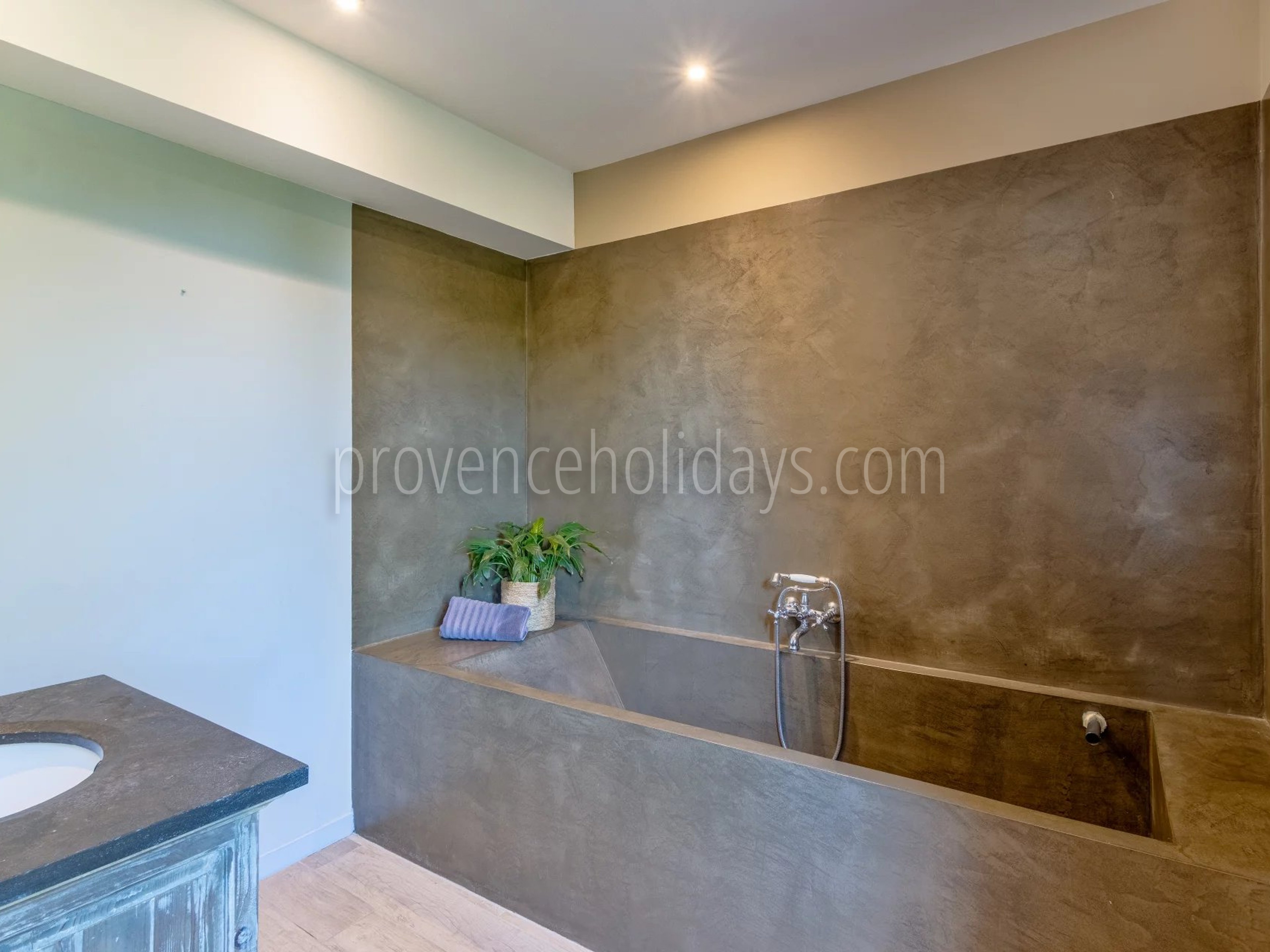 12 - Stone estate in La Garde-Freinet: Villa: Bathroom