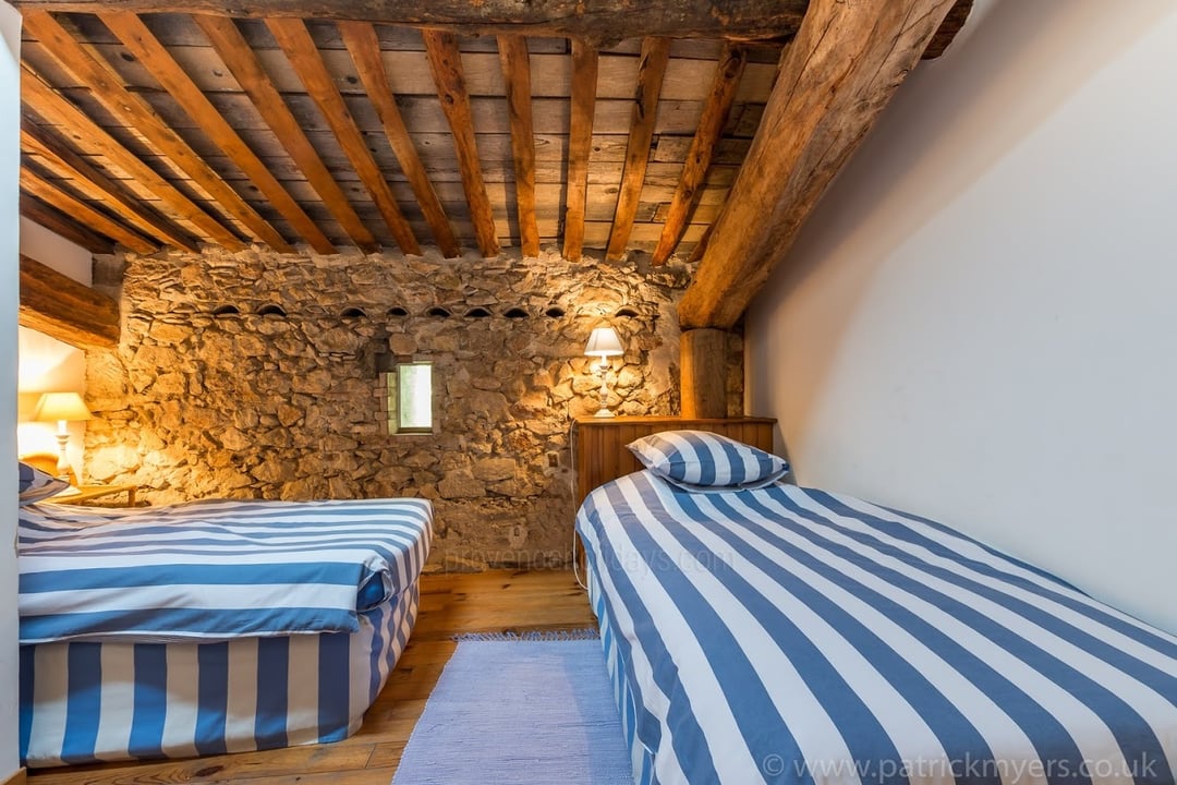 14 - Bastide du Luberon: Villa: Bedroom