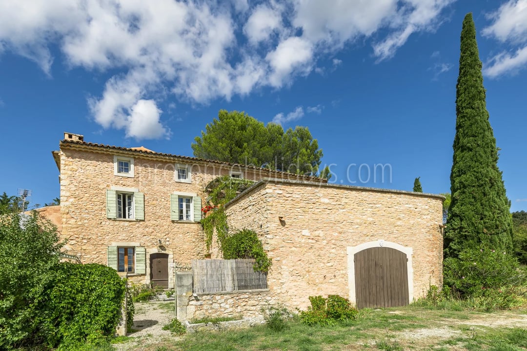 7 - Stone farmhouse in Saint-Saturnin-lès-Apt: Villa: Exterior